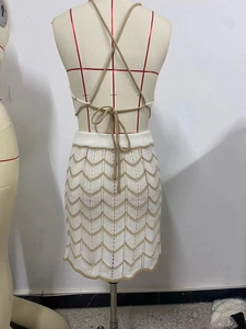 Vista trasera de un conjunto de punto de dos piezas con top halter y falda de ondas