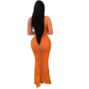 Vue détaillée de la robe longue en crochet orange avec motifs ajourés et décolleté licou