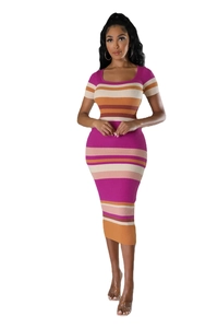 Vue détaillée de la texture à côtes verticales sur cette robe en maille rayée colorée