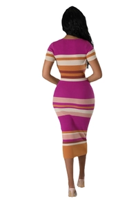 Vue détaillée du dos d'une robe midi en maille ajustée avec des rayures colorées vives