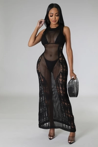 Détail de robe de plage en maille ajourée noire avec ensemble bikini et sac à main
