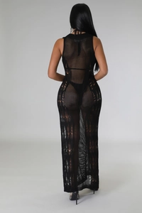 Vue arrière détaillée de la robe de plage noire en crochet avec motif en maille ajourée