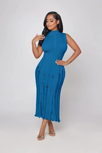 Dettaglio dell'abito midi blu senza maniche in maglia con esclusiva texture traforata