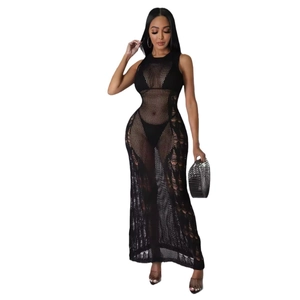Détail de robe de plage noire en crochet avec motifs géométriques et ensemble bikini