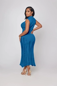 Dettaglio del vestito in maglia blu con orlo strappato e vestibilità bodycon