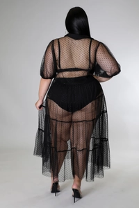 Detail der Plus-Size-Damenkleid aus schwarzem Punkt-Netzstoff mit gestuften Volants