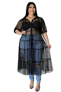 Detailansicht von Plus Size schwarzem gepunktetem Mesh-Überwurf mit plissierten Lagen