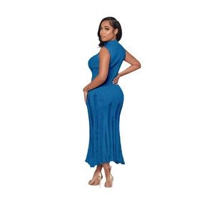 Dettaglio dell'abito in maglia blu senza maniche con costine e orlo sfrangiato moda