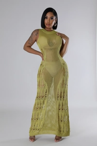 Détail de la robe crochet olive sans manches avec texture en maille ajourée et déchirée