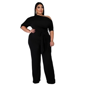 Tuta nera da donna con spalla scoperta e gamba larga con cintura per look elegante