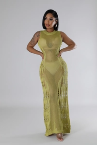 Détail de la robe de plage en crochet vert montrant la texture en maille ajourée