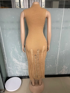 Dettaglio dell'abito in maglia color cammello con coste verticali e motivi traforati
