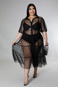 Detail von schwarzem Plus-Size Polka-Dot Netzkleid mit Rüschensaum und Knöpfen