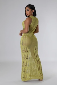 Gros plan détaillé sur la texture en maille crochetée vert olive et les motifs ajourés de la robe