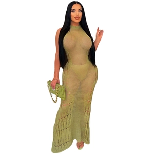 Vue de face d'une robe longue en maille ajourée verte avec un décolleté licou