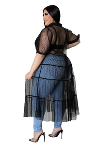 Plus Size schwarzer transparenter Netz-Cardigan mit Punkten und gestuftem Rüschensaum im Detail