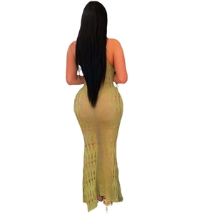 Détail d'une robe de plage longue en tricot crochet vert olive montrant la texture du dos