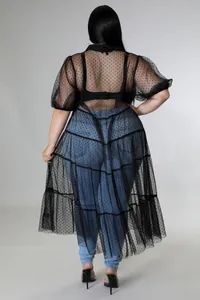 Rückansicht der schwarzen Plus-Size-Tunika aus gepunktetem Mesh mit gestuftem Saum