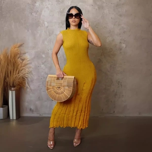 Abito longuette in maglia senza maniche giallo zenzero con texture a costine e orlo usurato