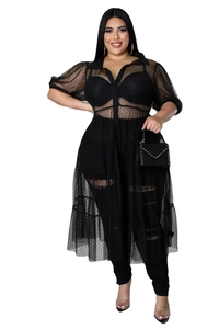 Detail der schwarzen Plus-Size-Tunika aus Polka-Dot-Mesh mit transparenter Textur
