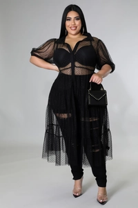 Detail von schwarzem Mesh-Hemdkleid in Übergröße mit Punkten und Rüschenverzierung