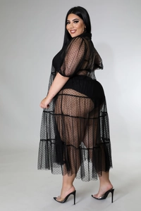 Detaillierte Nahaufnahme von Plus-Size-Netzoberteil mit Punkten und gestuften Rüschen