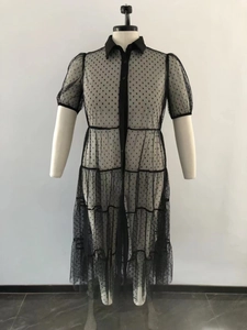 Detailansicht der transparenten Mesh-Polka-Dot-Textur und des gestuften Rockdesigns