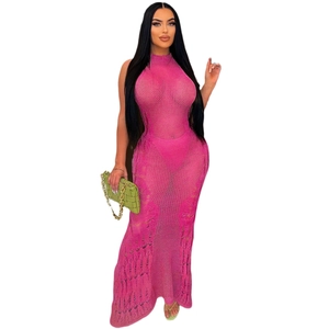 Détail de la robe longue au crochet fuchsia avec licou et motifs ajourés texturés