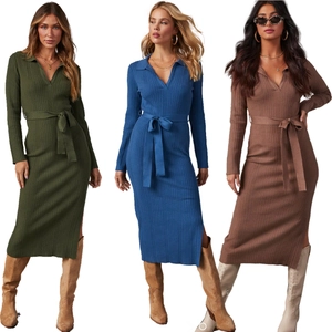 Tre abiti in maglia a maniche lunghe con scollo a V, cintura e spacco laterale in colori