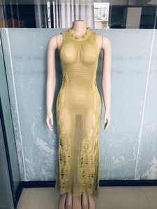Détail de la robe maxi sans manches en maille ajourée jaune moutarde montrant la texture