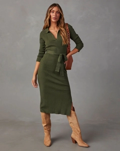 Dettaglio dell'abito midi in maglia a coste verde oliva con scollo a V e cintura