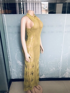 Détail de robe longue en tricot vert olive avec texture ajourée et col volanté