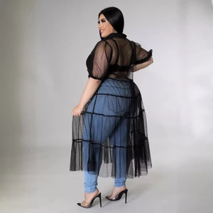Schwarzer Plus-Size Mesh-Cardigan mit Punkten, Puffärmeln und gestuftem Rock-Design