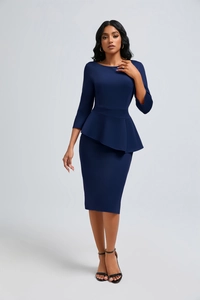 Détail de la robe bleu marine avec taille péplum et manches trois-quarts élégantes