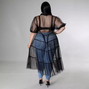 Damen Plus Size Kleid aus schwarzem Mesh mit Punkten und gestufter Silhouette