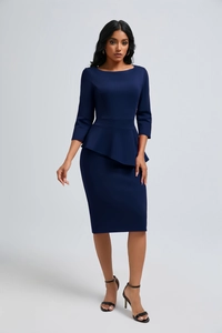 Détail de la robe à basque bleu marine avec manches trois-quarts et coupe ajustée élégante