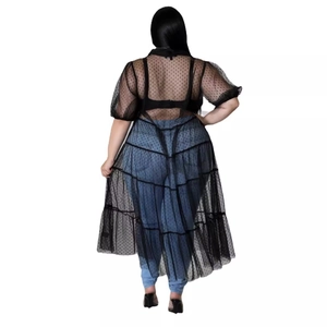 Schwarzes Netzoberteil in Übergröße mit Punktemuster und Rüschendetails für Damen