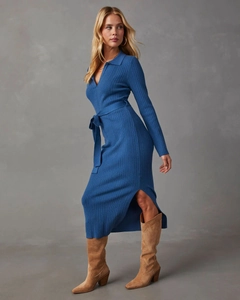Dettaglio vestito in maglia blu reale con cintura annodata e trama a coste verticali