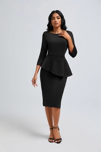 Détail d'une robe noire à basque avec encolure bateau et manches 3/4 pour tenue de bureau