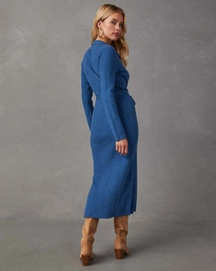 Dettaglio del vestito lungo in maglia a coste blu con collo a revers e cintura in vita