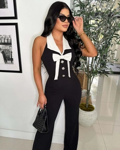 Details des Kontrast-Jumpsuits mit Neckholder-Ausschnitt, weißer Schleife und Knöpfen