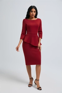 Détail de la robe crayon rouge foncé élégante avec taille à basque asymétrique et manches 3/4