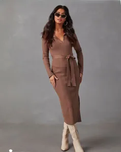 Dettaglio vestito in maglia marrone con scollo a V, cintura in vita e spacco laterale