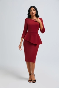 Détail d'une élégante robe péplum rouge foncé avec col bardot et volants à la taille