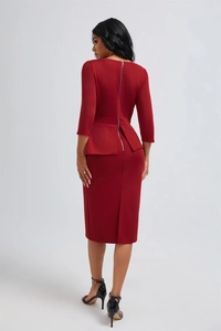 Détail de robe rouge cintrée avec manches trois-quarts, basque à la taille et zip au dos