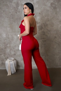 Detail eines roten Neckholder-Jumpsuits mit offenem Rücken und schmaler Passform