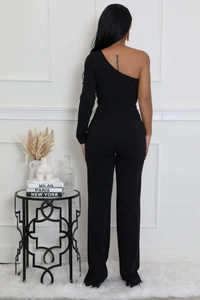 Détail du dos nu et de l'épaule asymétrique de cette combinaison de sport noire