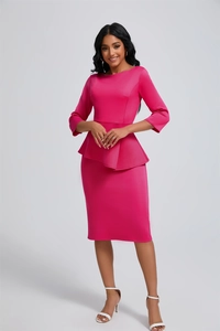 Détail de la taille à basque rose flamant et des manches trois-quarts de la robe business