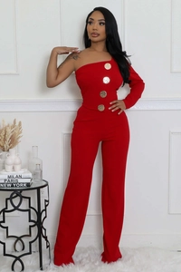 Détail d'une combinaison rouge à une épaule avec boutons dorés et coupe jambe large