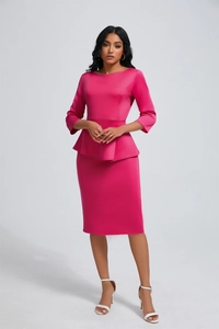 Détail d'une robe mi-longue rose avec volant à la taille et coupe ajustée élégante